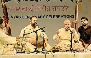 शास्त्रीय संगीत सुनकर श्रोता भाव विभोर