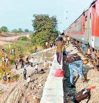 हादसे के बाद पटरियों पर दूर तक बिखरे दिखे मानव अंग ज