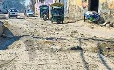 गड्ढे में पहिया जाने से बाइक से गिरे दो सवार, ट्रक से कुचलकर मौत