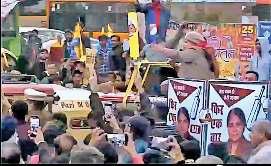 केजरीवाल की जनसभा में हंगामा, राजकुमारी के समर्थकों ने की नारेबाजी और उछाले पर्चे