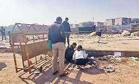 सडक किनारे बैग में मिला महिला का जला शव