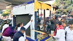 आप कार्यकर्ताओं को धमका रही पुलिस: केजरीवाल