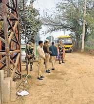 बार्डर पर पुलिस व पैरामिलिट्री के जवान तैनात