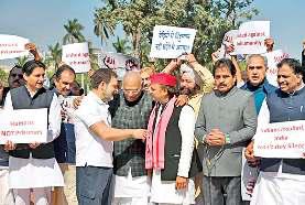 भारतीयों को भेजने के अमेरिकी तरीके पर विपक्ष का संसद में हथकड़ी पहनकर हंगामा