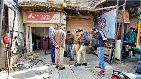 तोड़ नहीं पाए तो जंजीर से बांध उखाड़ ले गए एटीएम