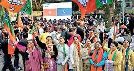 लौटा परंपरागत वोट तो दिल्ली में खिला कमल