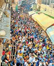 भीड़ के दबाव में वृंदावन में बिगड़े हालात, श्रद्धालुओं की निकली चीखें