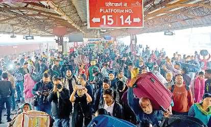 श्रद्धा के आगे नतमस्तक व्यवस्था, नई दिल्ली रेलवे स्टेशन पर फिर उमड़ी भीड़