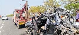 एक्सप्रेसवे पर बस की टक्कर से कार पलटी, तीन की हुई मौत