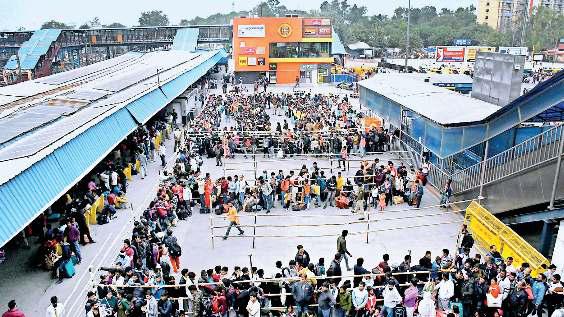 डीआरएम व स्टेशन निदेशक पर उठ रहे सवाल