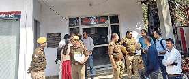 दो पुलिसकर्मियों समेत तीन आरोपितों को पकड़ने पर दिल्ली और ललितपुर की पुलिस में ठनी