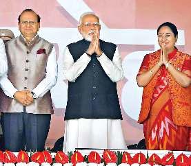 पहली बार रामलीला मैदान ने देखा, सीएम के शपथ ग्रहण में पीएम
