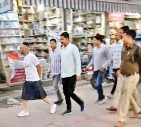'क्यूट गर्ल' लिखी टीशर्ट-स्कर्ट पहना बदमाश को घुमाया, पुलिस को फटकार