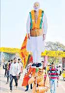 पीएम मोदी को नहलाने संगम पहुंचा 'भक्त'