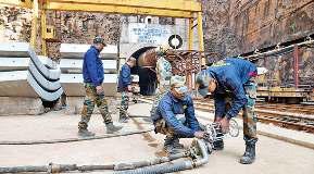 गाद से लोगों को बचाने में आ रही बाधा