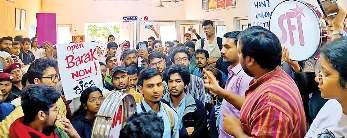 छात्र संघ चुनाव को लेकर जेएनयूएसयू ने डीओएस कार्यालय घेरा