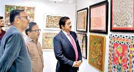 प्रदर्शनी में दर्शकों ने की कला की सराहना