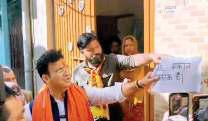 विधायक ने हटाए 'मकान बिकाऊ है' के पोस्टर