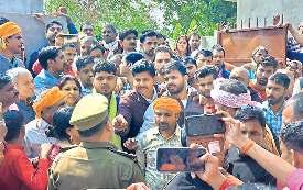 पत्रकार हत्याकांड में चार लेखपाल सहित 12 हिरासत में, जांच जारी