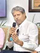 मोबाइल पर कम बिताएं समय, खेल के मैदान में जाएं:कपिल