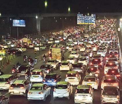 दिल्ली-मेरठ एक्सप्रेसवे पर एक्सपेंशन ज्वाइंट के मरम्मत कार्य से लग रहा है भीषण जाम