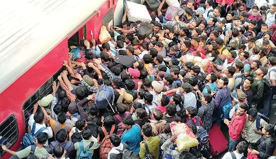 स्टेशनों पर कम पड़ रहे रेलवे के इंतजाम