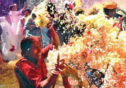 वैधव्य की बेड़ियां तोड़ वृंदावन में रंगों से सराबोर हुईं माताएं