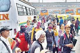 आनंद विहार रेलवे स्टेशन व बस अड्डे पर रही भीड़