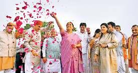 विधानसभा परिसर में खेली गई फूलों की होली