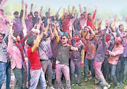अलीगढ़ मुस्लिम यूनिवर्सिटी में छात्रों ने जमकर खेली होली ऐसौ रंग उड़ौ आंगन में, भक्त है गए मालामाल