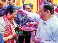 दिल्ली की जीत का गाढ़ा रंग भी शामिल था इस बार भाजपा के होली उत्सव में