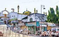 महाराष्ट्र में संवेदनशील क्षेत्रों में पुलिस तैनात, औरंगजेब की कब्र की सुरक्षा बढ़ाई