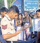 कालकाजी मंदिर आई ब्राजील की युवती से लूटा मोबाइल