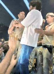 गुरुग्राम में प्रतिबंधित गाना गाने पर पुलिस ने शो के बीच सिंगर मासूम शर्मा से माइक छीना