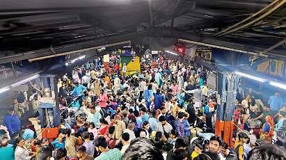 ट्रेनों की देरी से नई दिल्ली स्टेशन पर फिर बनी धक्कामुक्की और भगदड़ की स्थिति
