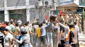 सपा सांसद सुमन के आवास पर करणी सेना का हमला, तोड़फोड़