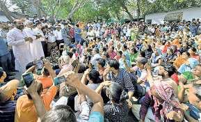 तुगलकाबाद गांव के लोगों के साथ पर्यटन मंत्री से मिले पूर्व सांसद