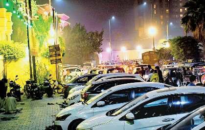 बैंक्वेट हाल संचालक सड़कों पर करवाते हैं पार्किंग, लगता है यातायात जाम