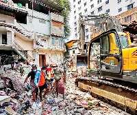 भूकंप के बाद म्यांमार में मलबे में दबे शवों से उठती दुर्गंध ने बढ़ाई मुश्किल