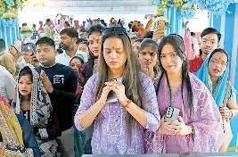 मां आदिशक्ति की भक्ति में डूबे श्रद्धालु