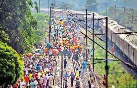 पटरी से उतरे कामाख्या एक्स.के 11 डिब्बे, एक यात्री की मौत