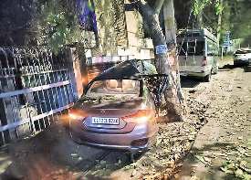 नारायणा में पेड़ से टकराई कार,दो कारोबारियों की मौत,दो घायल