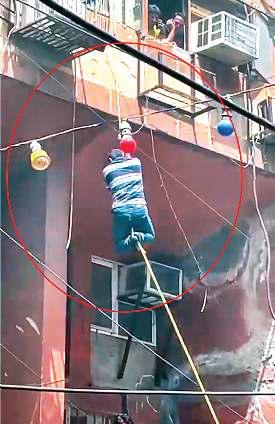 बिल्डिंग की खिड़कियां तोड़ कूदे लोग, 23 घायल