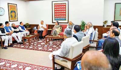संसद भवन में सांसदों से मिले धनखड़ कई महत्वपूर्ण मुद्दों पर हुई सार्थक चर्चा