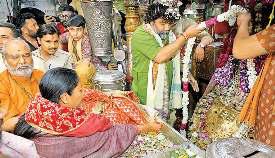 सीएम ने मंदिर में टेका मत्था, मांगी दिल्ली की सुख-समृद्धि