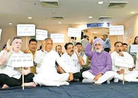 यूजर चार्ज लेने पर एक दूसरे को जिम्मेदार बता रहे आप और भाजपा