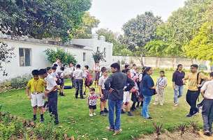 स्कूल में नहीं मिला प्रवेश तो डीएम आवास पहुंचकर बच्चों ने की पढ़ाई