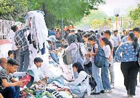 सरोजिनी नगर मार्केट में परेशानी बने हाकर्स