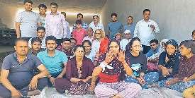शादी की रस्में छोड़कर जमीन के हक के लिए धरने पर बैठी बागपत की वंशिका