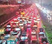 दिल्ली-गुरुग्राम के जाम में फंसे शहरी सुधार की समिति के अध्यक्ष